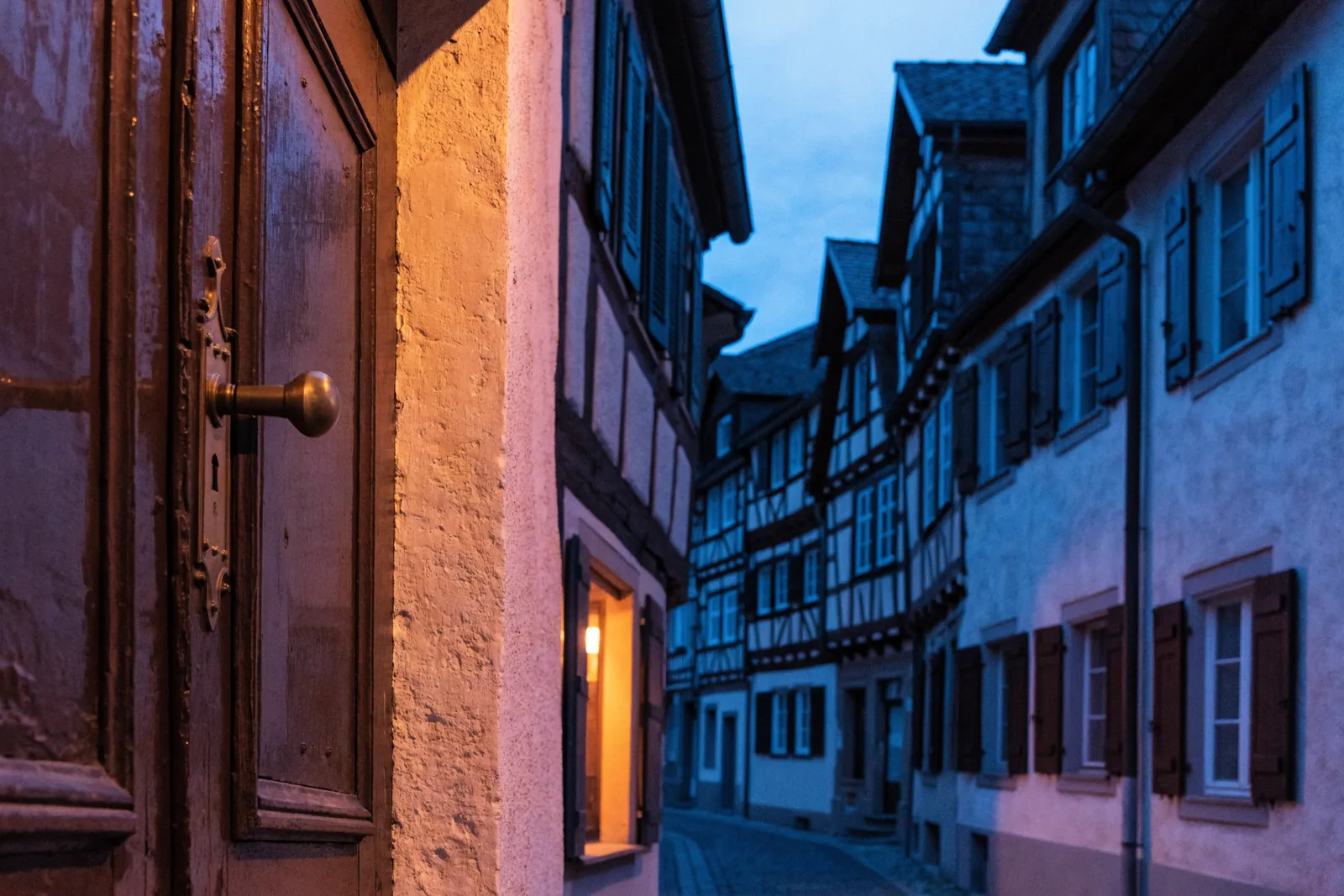 Symbolbild: schmale Altstadtgasse mit alter Haustür – Einsatzgebiet Schlüsseldienst Ravensburg